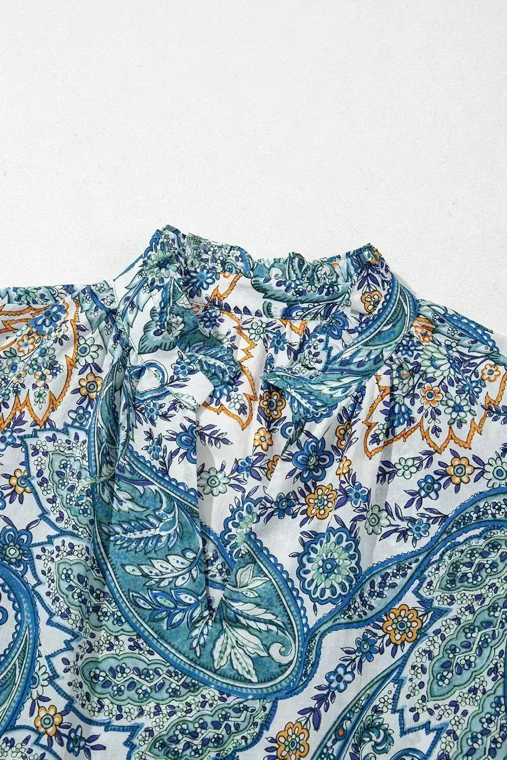 Robe courte bleue bohème à imprimé cachemire floral, col en V et manches bouffantes