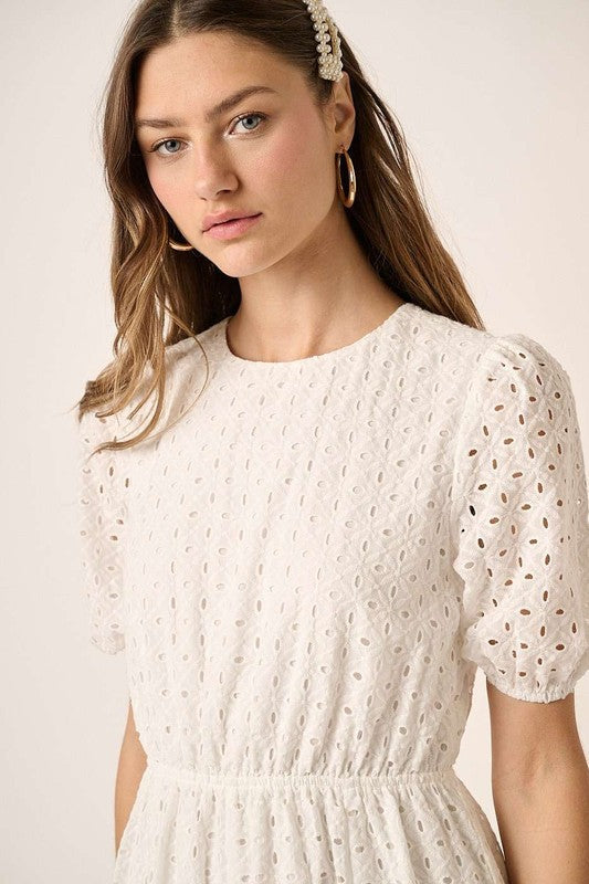 Mini-robe à œillets avec encolure ronde et manches bouffantes – Mignonne, élégante, féminine et chic, avec des manches bouffantes romantiques et des œillets délicats