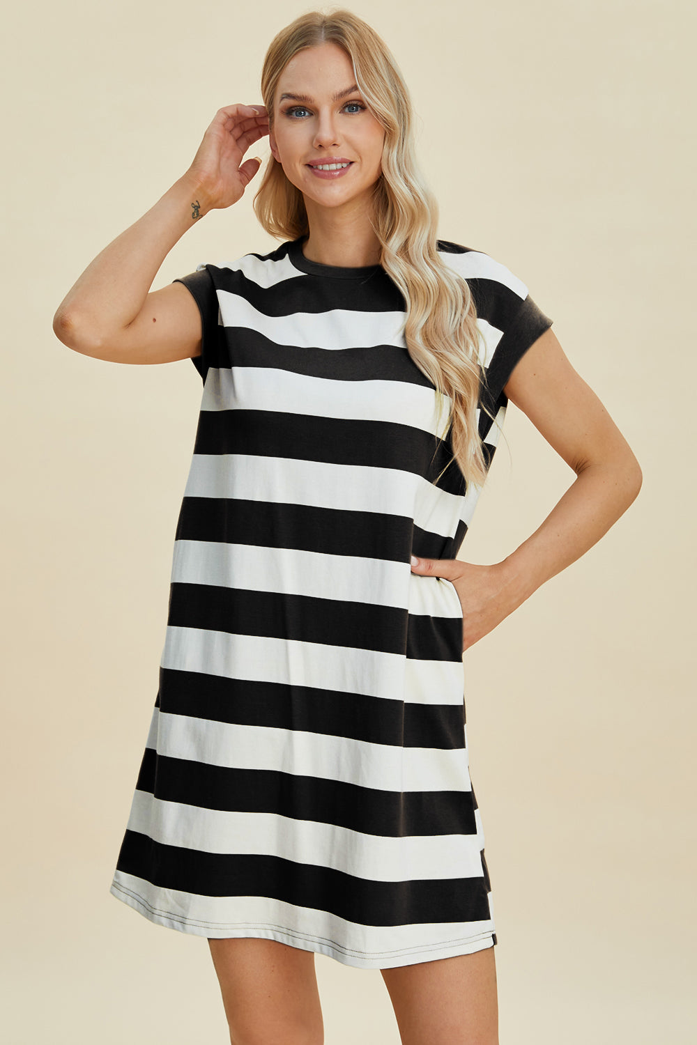 Robe mini rayée à col rond et manches courtes pour femme – Robe mini rayée, Robe à col rond taille standard, Robe à manches courtes confortable, Robe rayée chic, Robe mini flatteuse, Robe décontractée de tous les jours, Robe rayée polyvalente