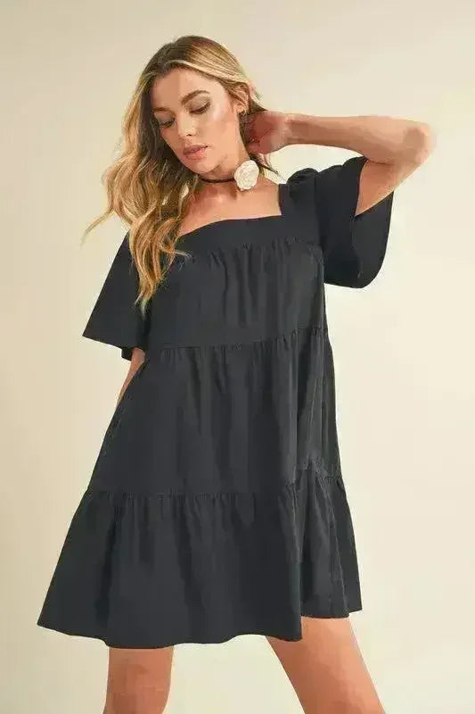 Robe étagée à encolure carrée et manches courtes Aemi + Co