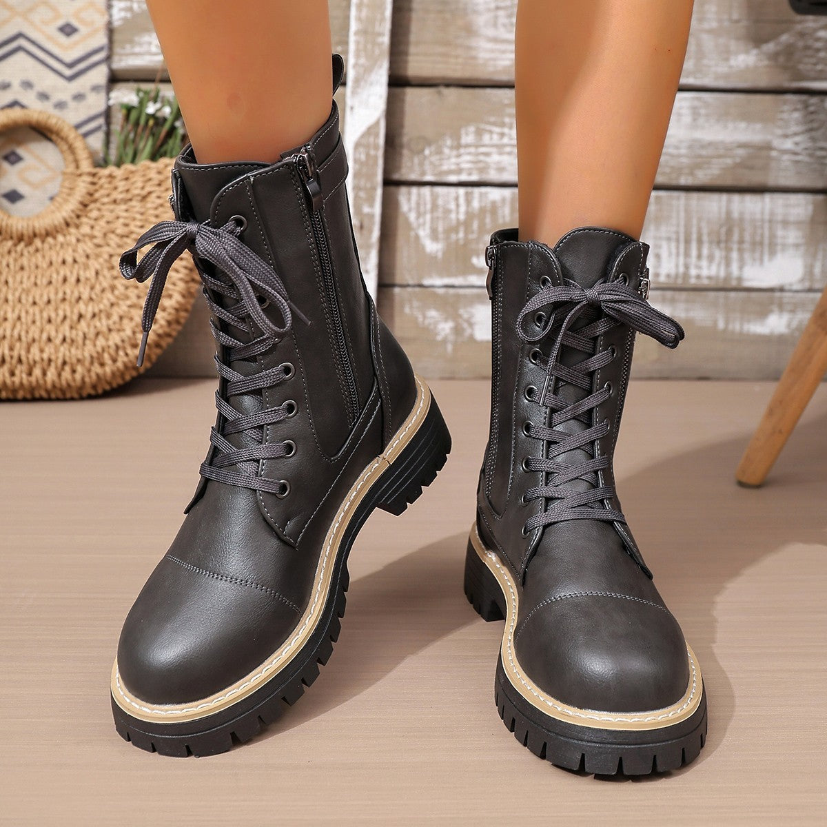 Bottes mi-hautes unies à petit talon pour femme — Bottes mi-hautes élégantes pour tous les jours