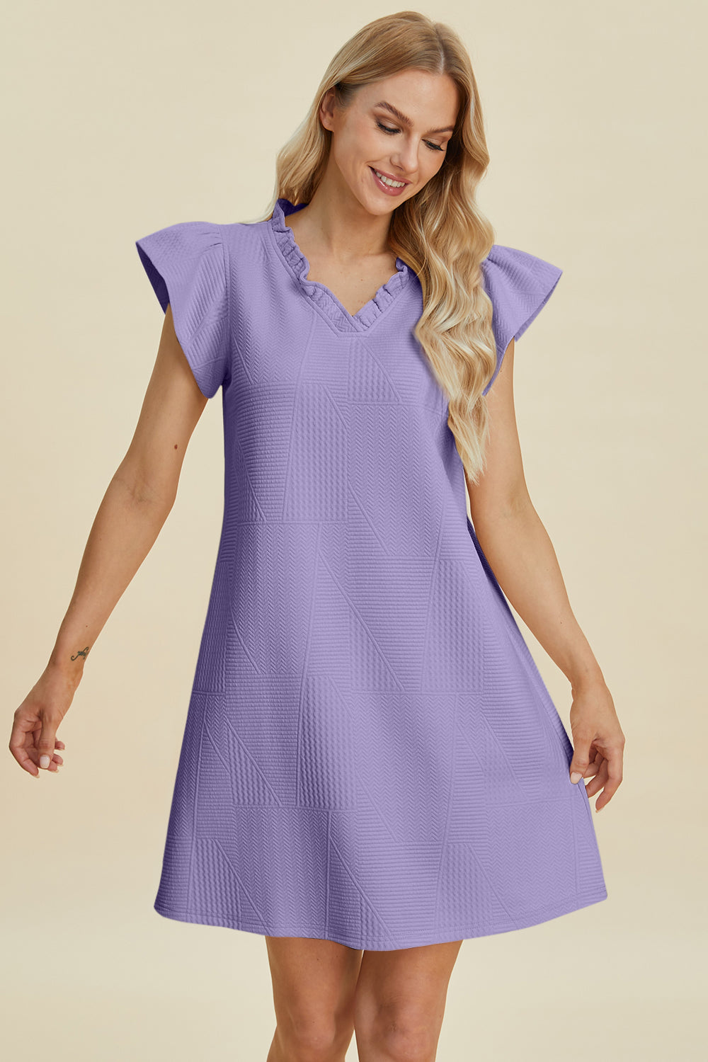 Robe à volants en V à manches courtes grande taille Double Take – Robe à col en V à volants, Robe à manches courtes, Robe élégante à volants, Robe flatteuse à col en V, Robe grande taille élégante, Robe confortable à volants, Robe chic à manches courtes