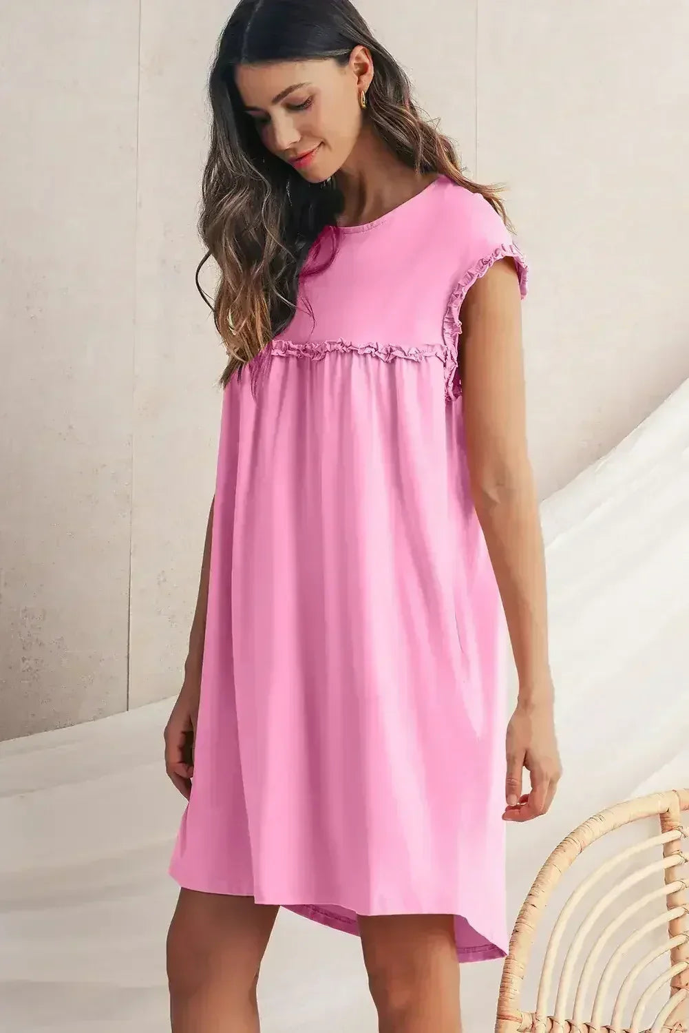 Mini-robe ample col rond à volants couleur avoine