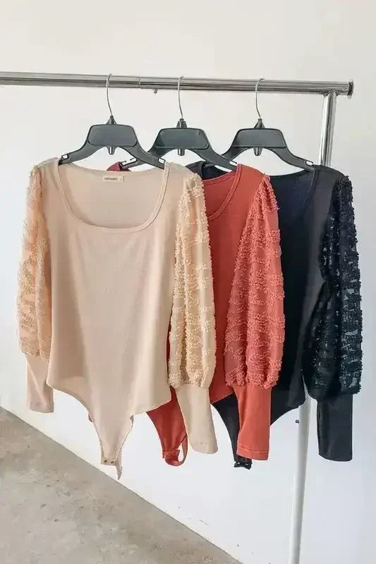 Body texturé à manches bouffantes | Détails en dentelle et boutons décoratifs - Femstylo