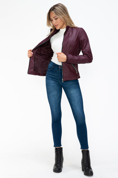 Veste double fermeture éclair superposée chaude, élégante pour femme avec capuche douillette en fausse fourrure, chic et confortable.