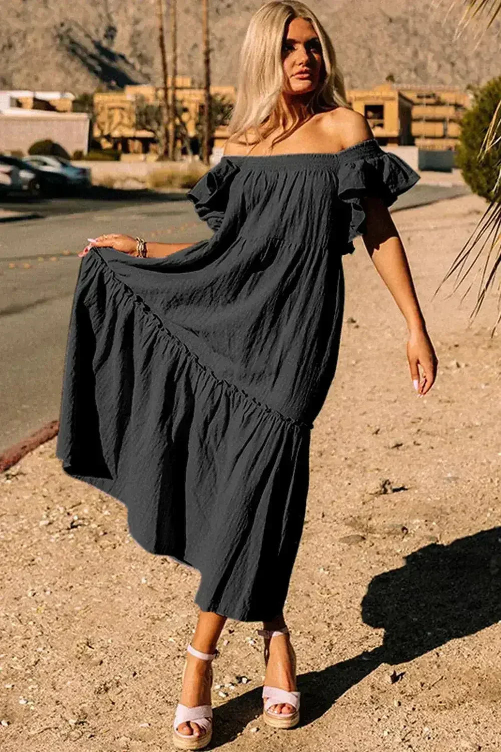 Robe longue texturée étagée à col carré et manches courtes volantées violette