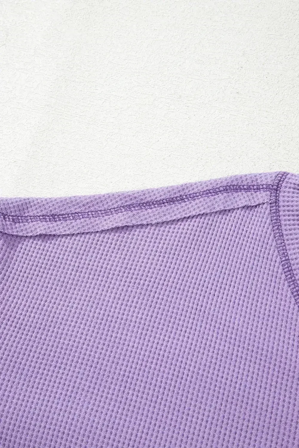 Haut texturé gaufré bleu à col en V avec manches tombantes et coutures apparentes