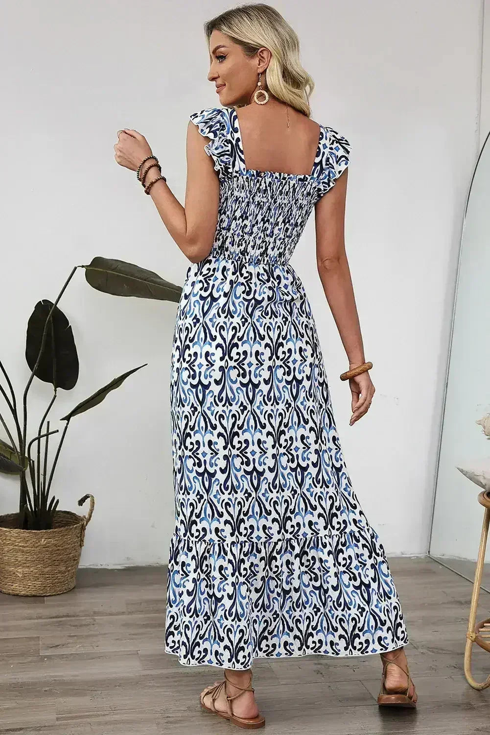 Robe longue à taille haute smockée et imprimé bohème bleu ciel