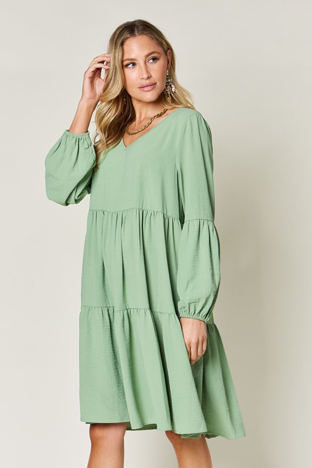 Robe décontractée élégante et confortable avec poches, encolure en V, manches, double épaisseur, superposition et superposition vert clair.