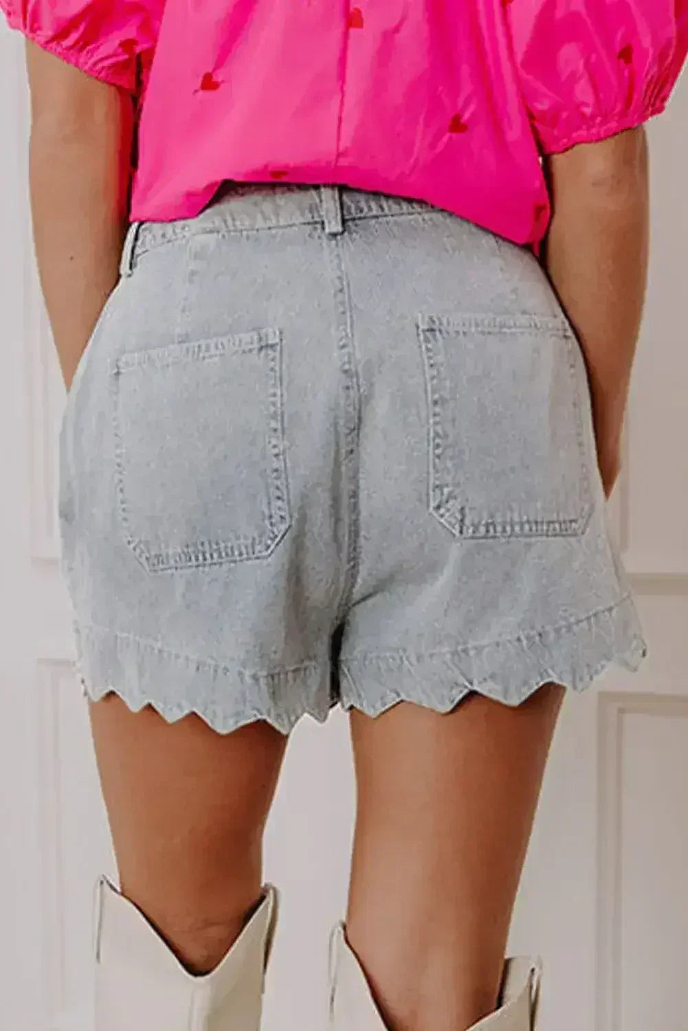 Short en jean délavé bleu à ourlet festonné