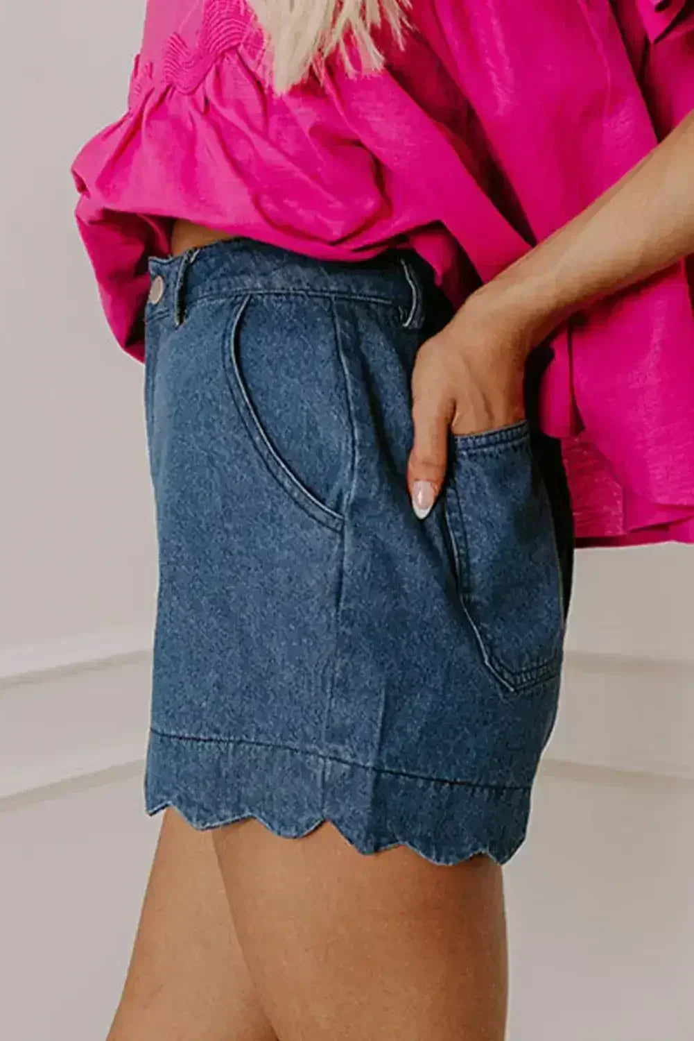 Short en jean délavé bleu à ourlet festonné