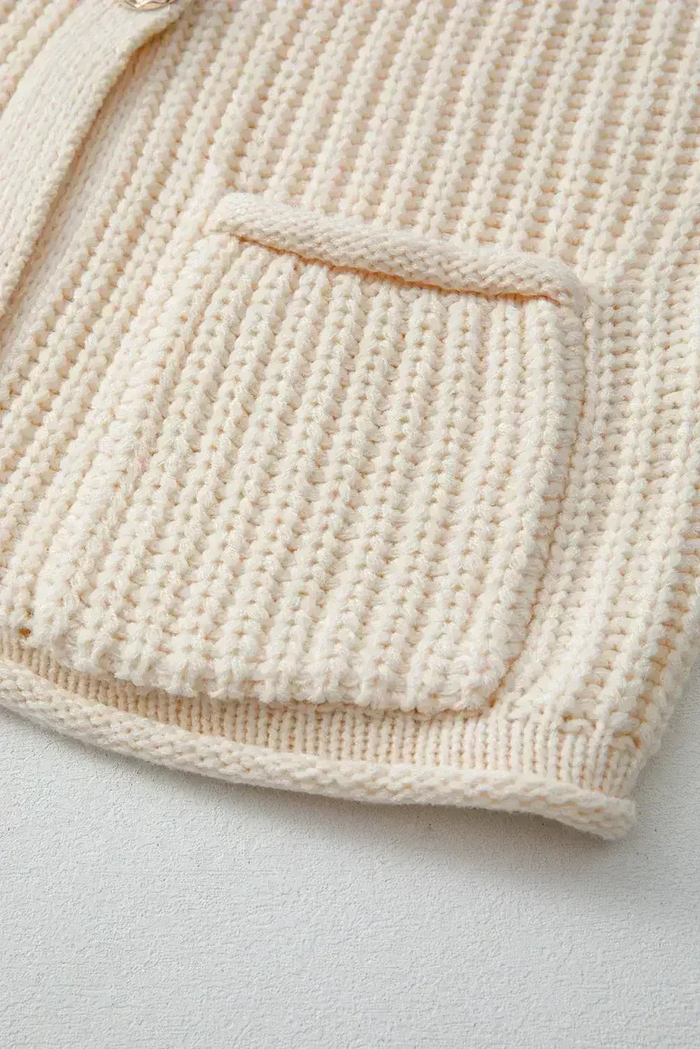 Gilet pull texturé blanc uni avec poches latérales et boutons