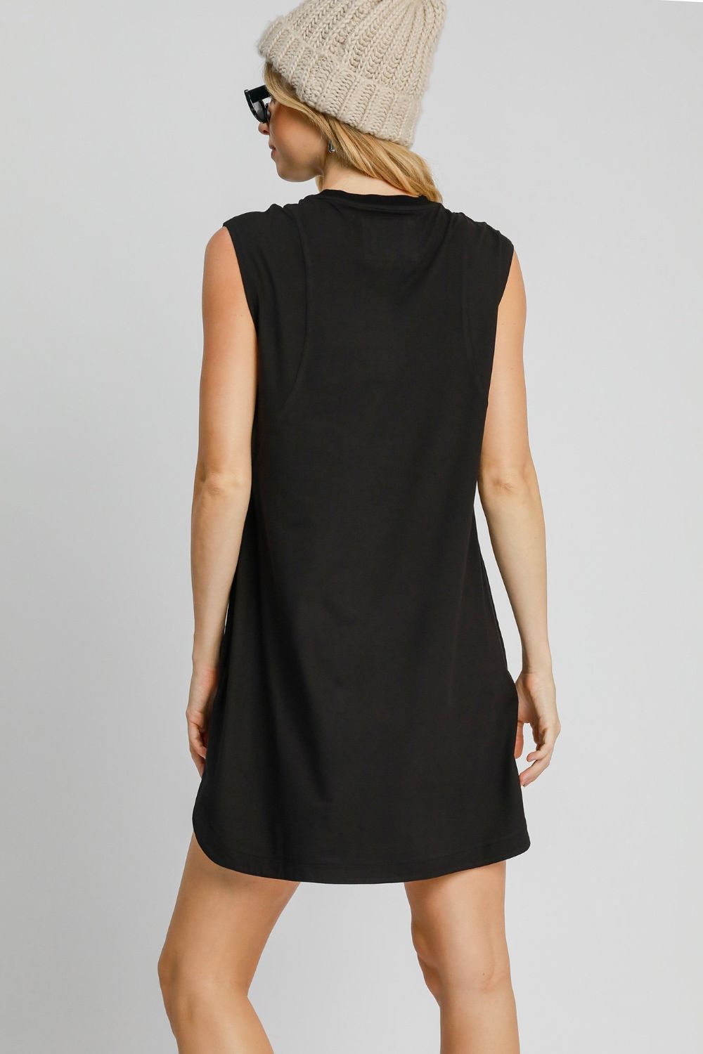 Mini-robe sans manches à col rond et ourlet asymétrique – Robe asymétrique tendance, Mini-robe sans manches, Robe à ourlet incurvé, Robe à col rond flatteuse, Robe asymétrique chic