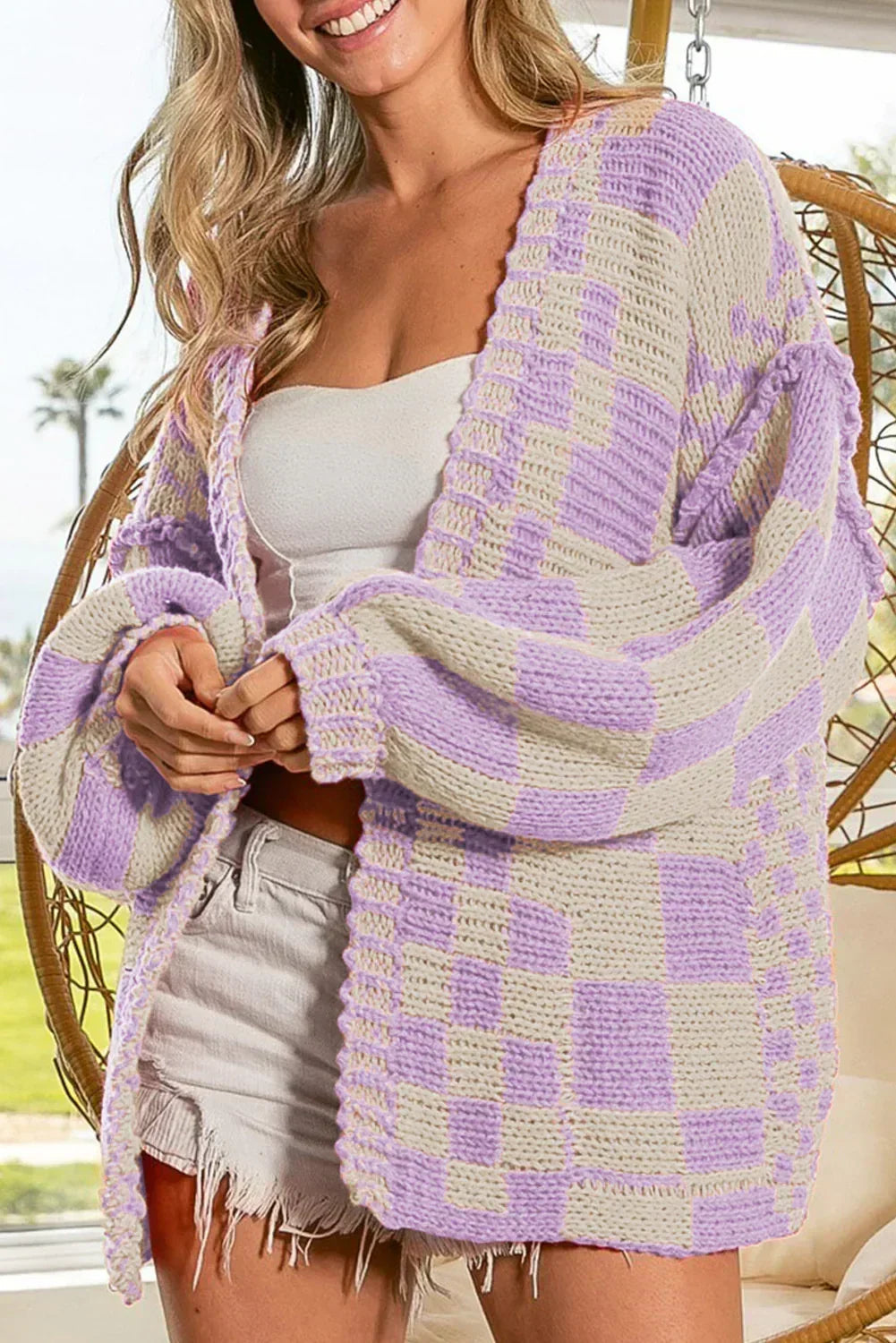 Cardigan en maille à carreaux color block taupe et ouvert sur le devant