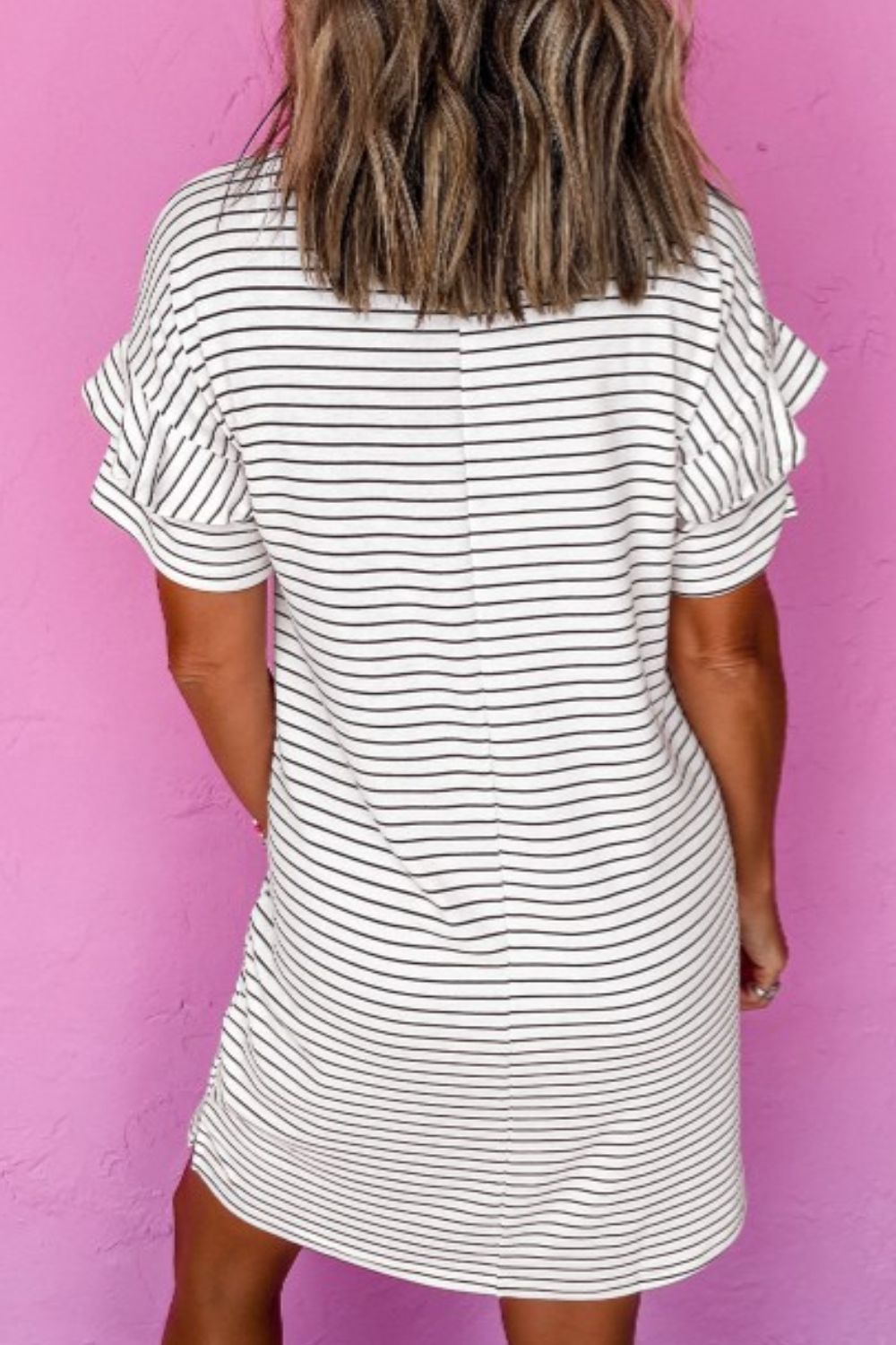 Robe courte blanche à rayures, col rond, manches courtes, pour un look décontracté et ludique au quotidien