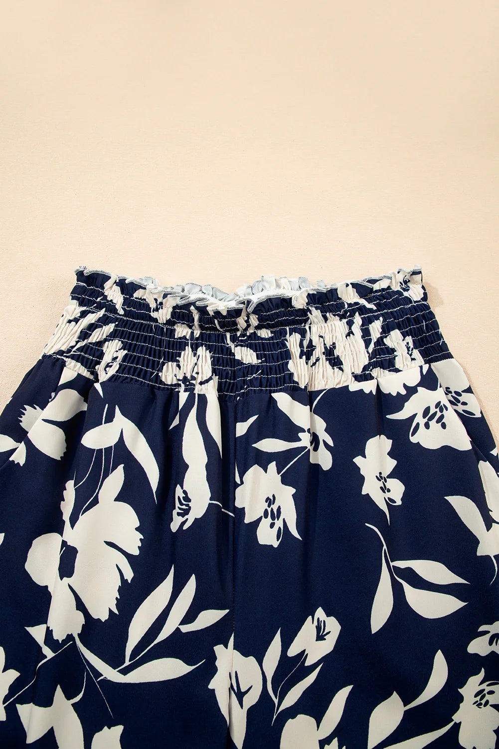 Pantalon ample bleu floral smocké à volants à la taille