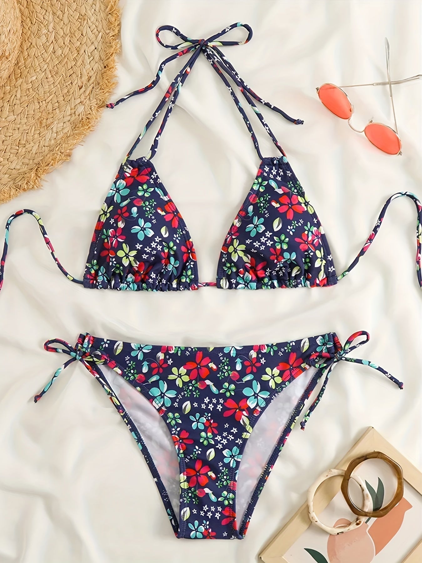 Ensemble Bikini Triangle 2 Pièces Femme Sunset Bloom – Maillot de Bain Vibrant à Imprimé Floral Aléatoire, Dos Nu avec Liens, Bas à Nouer sur les Côtés et Jambes Échancrées – Maillot de Bain Extensible pour Femme pour les Escapades Estivales à la Plage