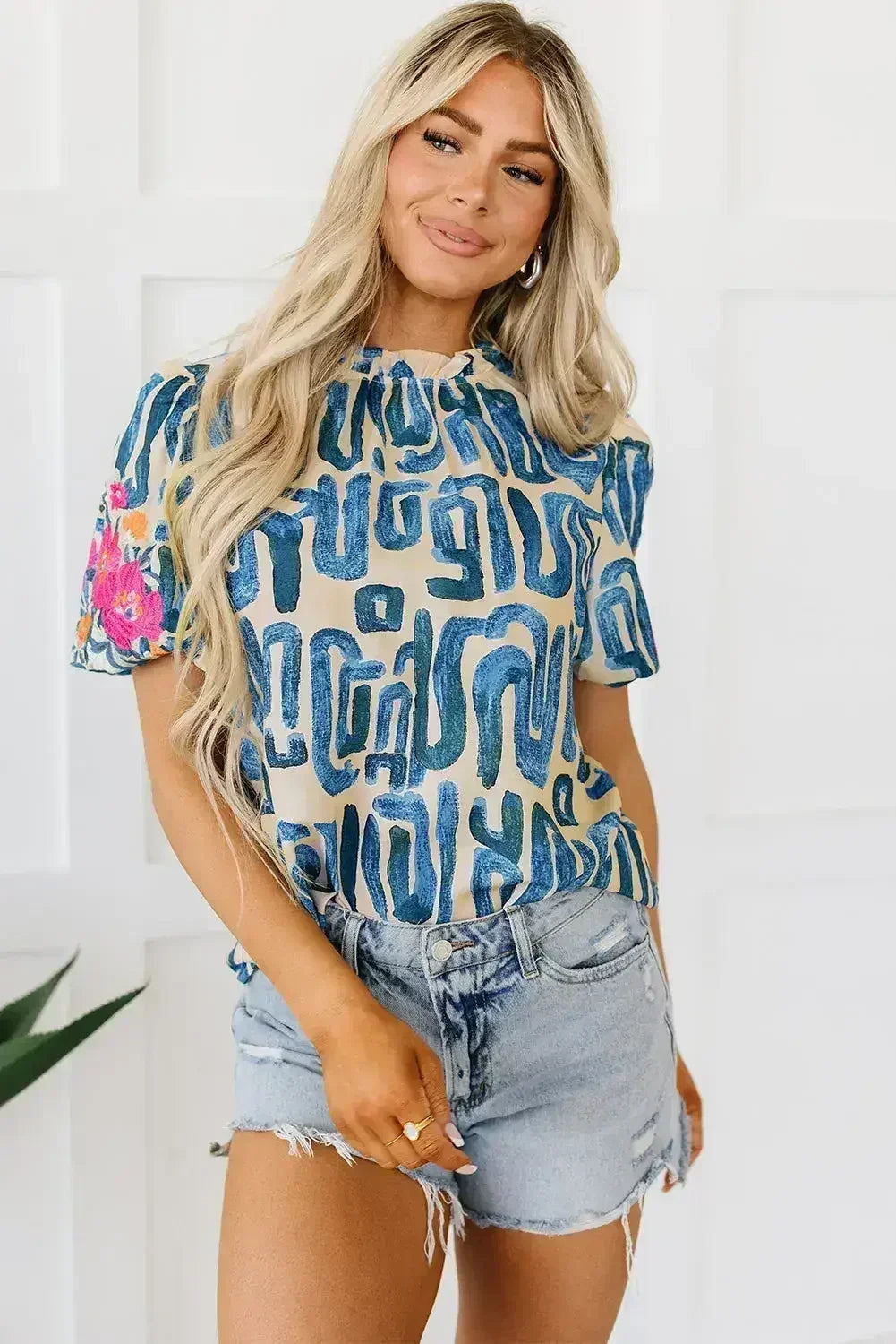 Top imprimé beige brodé à manches bouffantes et col volanté | Femstylo