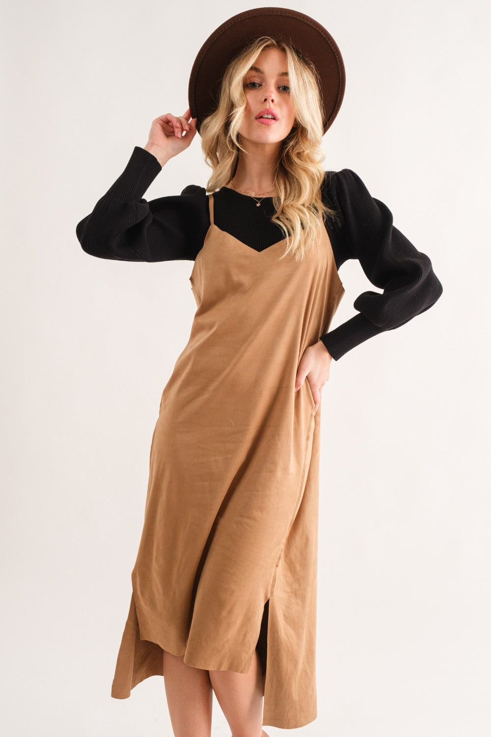 Robe midi fendue à fines bretelles en faux daim – Élégante robe midi, Robe en faux daim, Robe fendue chic, Robe sophistiquée, Robe à fines bretelles polyvalente