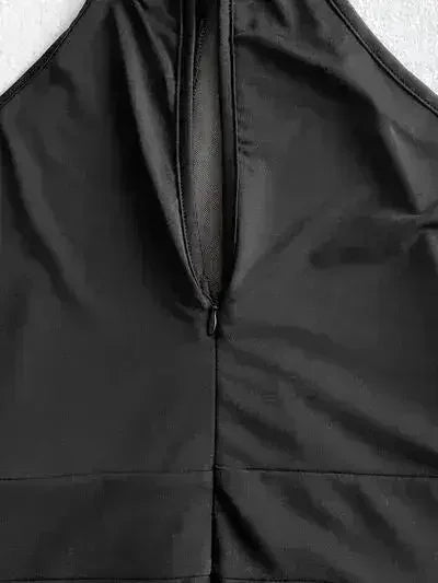 Robe grecque découpée au niveau du col