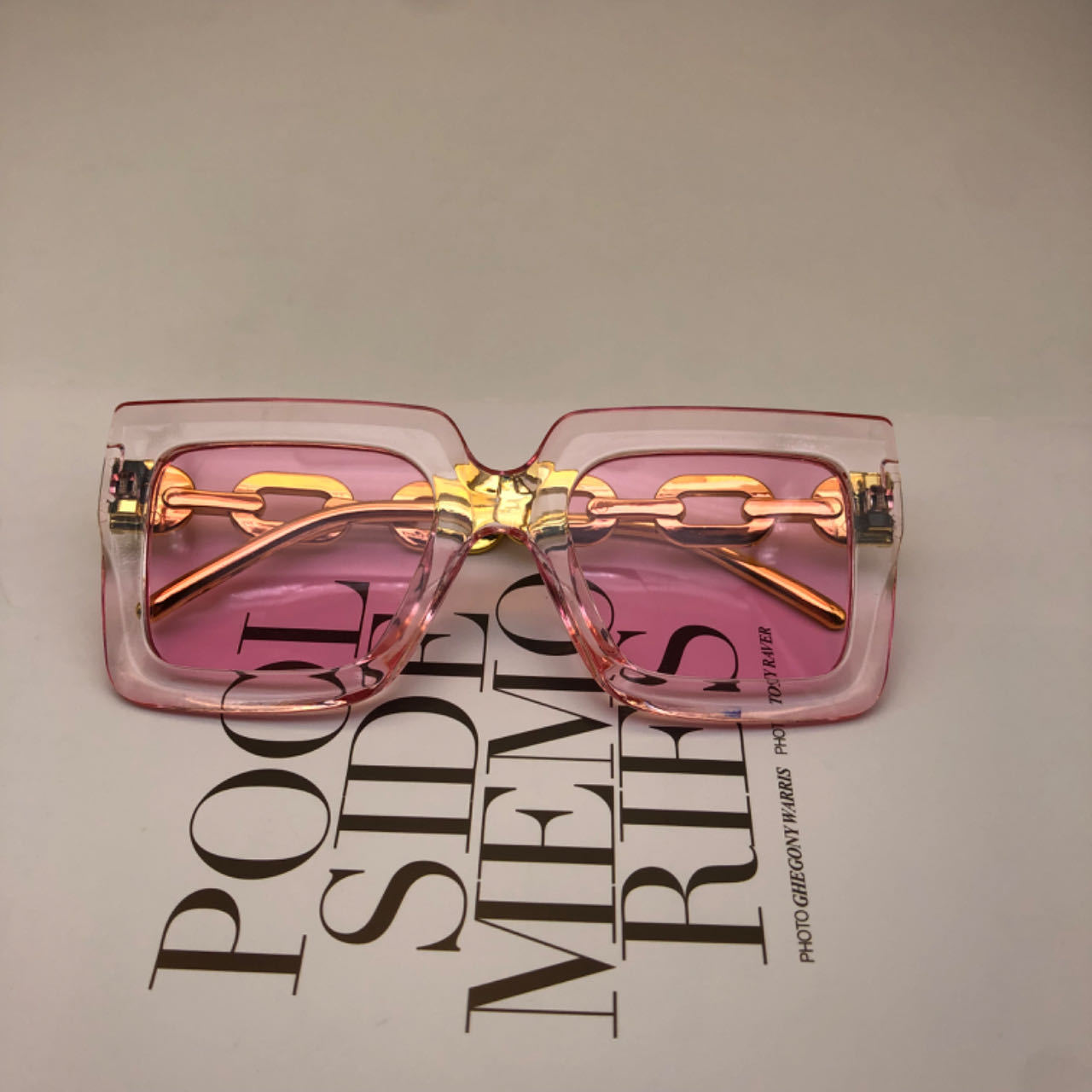 Lunettes de soleil carrées avec chaîne pour femme