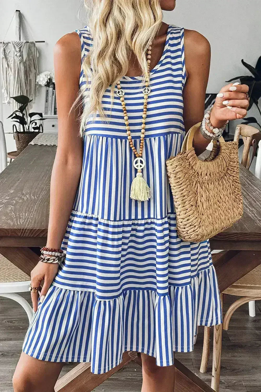 Mini-robe ample sans manches à col en U et rayures noires