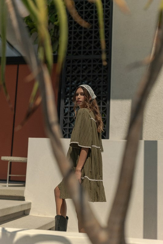 Robe étagée à demi-manches et col à nouer avec pompons et liseré contrastant – Détails bohèmes à pompons, liseré contrastant et design étagé pour un look fluide et féminin