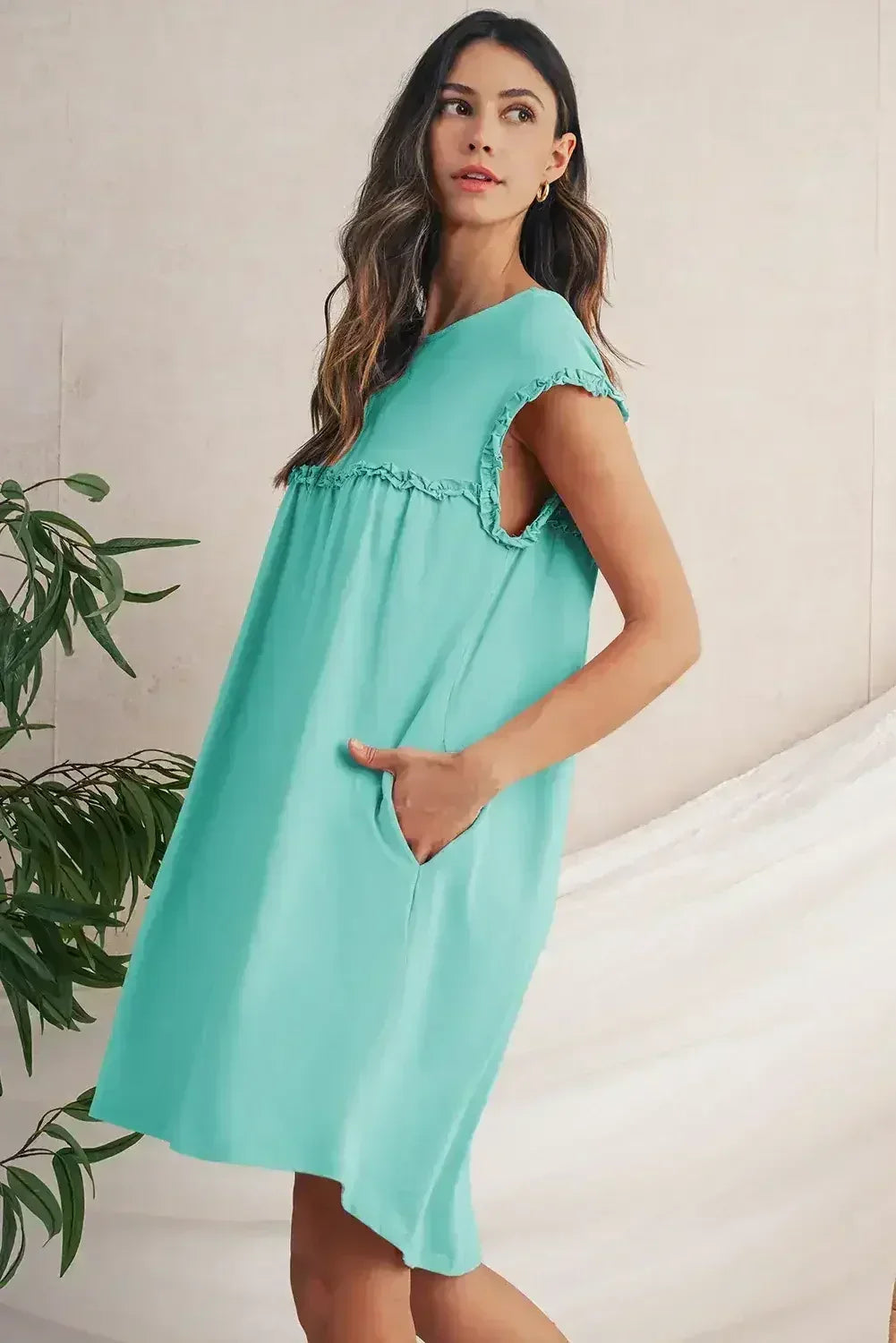 Mini-robe ample col rond à volants couleur avoine