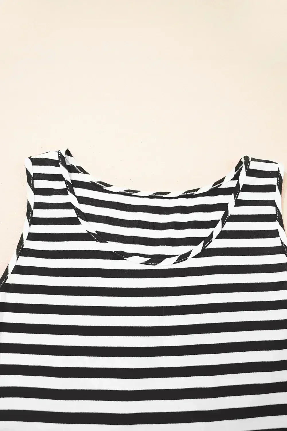 Mini-robe ample sans manches à col en U et rayures noires