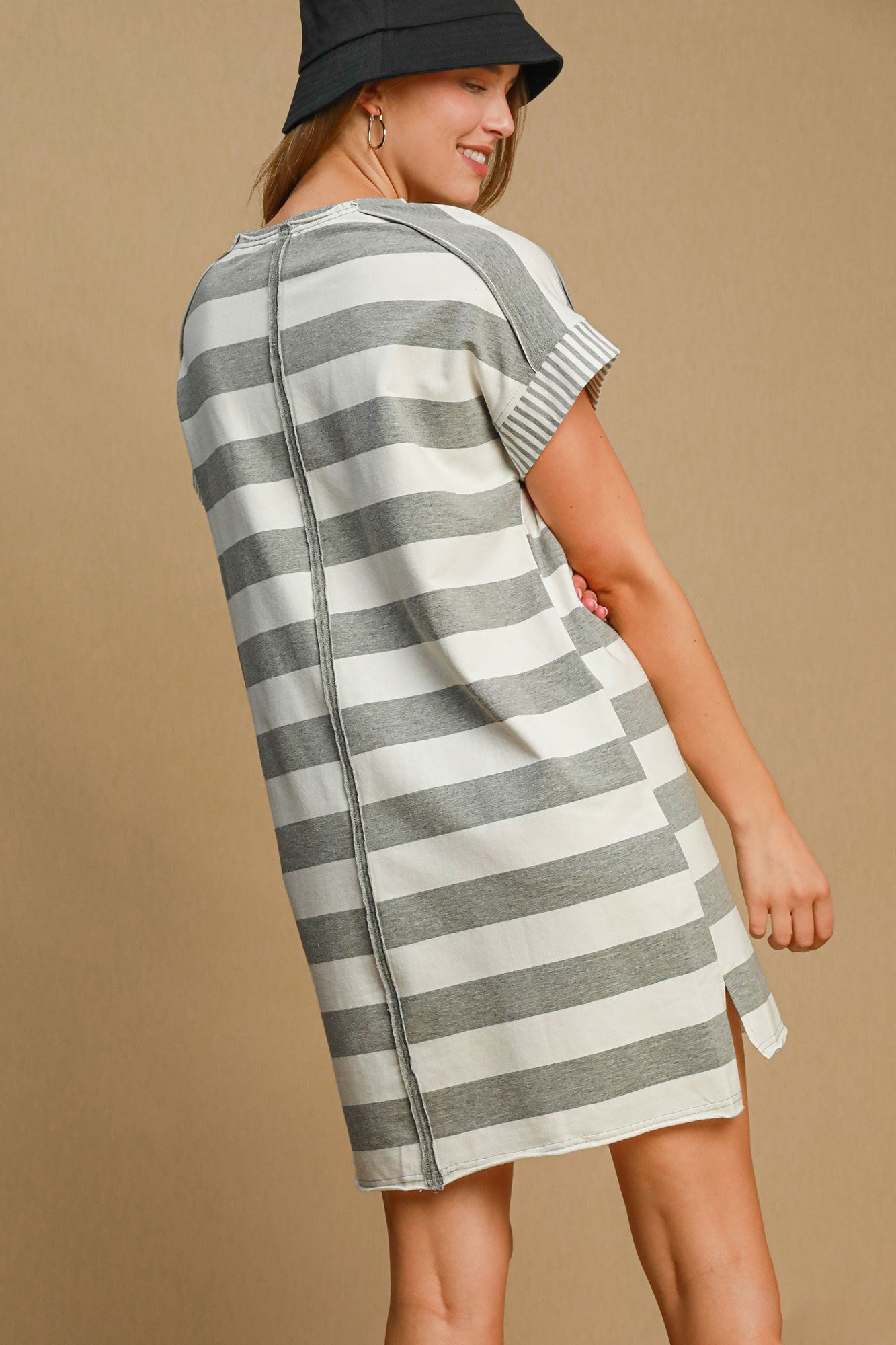 Robe Courte Rayée à Manches Courtes avec Applique Motif "Peace" – Applique ludique "Peace Sign", rayures chics et ourlet asymétrique pour un confort élégant