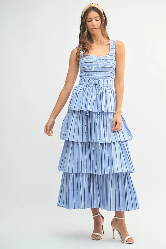 Robe midi superposée à bustier smocké à fines rayures – Robe à bustier smocké, Robe midi à fines rayures et volants, Robe midi superposée, Robe midi tendance, Robe à fines rayures flatteuse