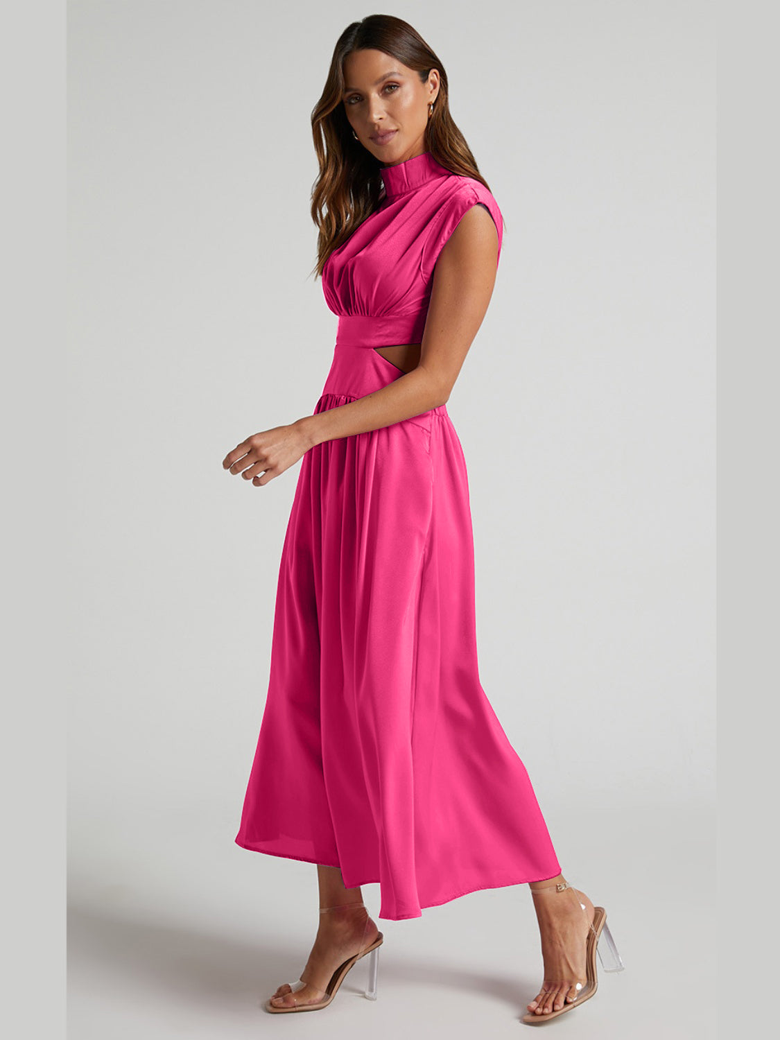 Robe élégante sans manches froncée à col montant et découpes modernes pour femme
