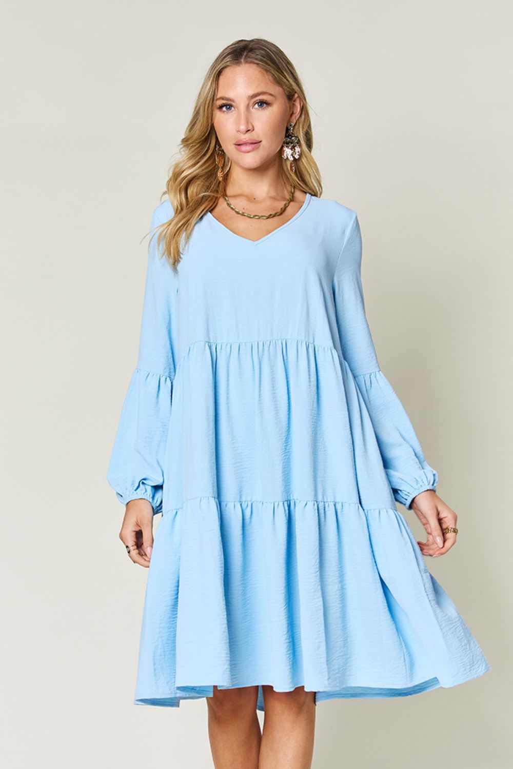 Robe décontractée élégante et confortable avec poches, encolure en V, manches, double épaisseur, superposition et superposition vert clair.