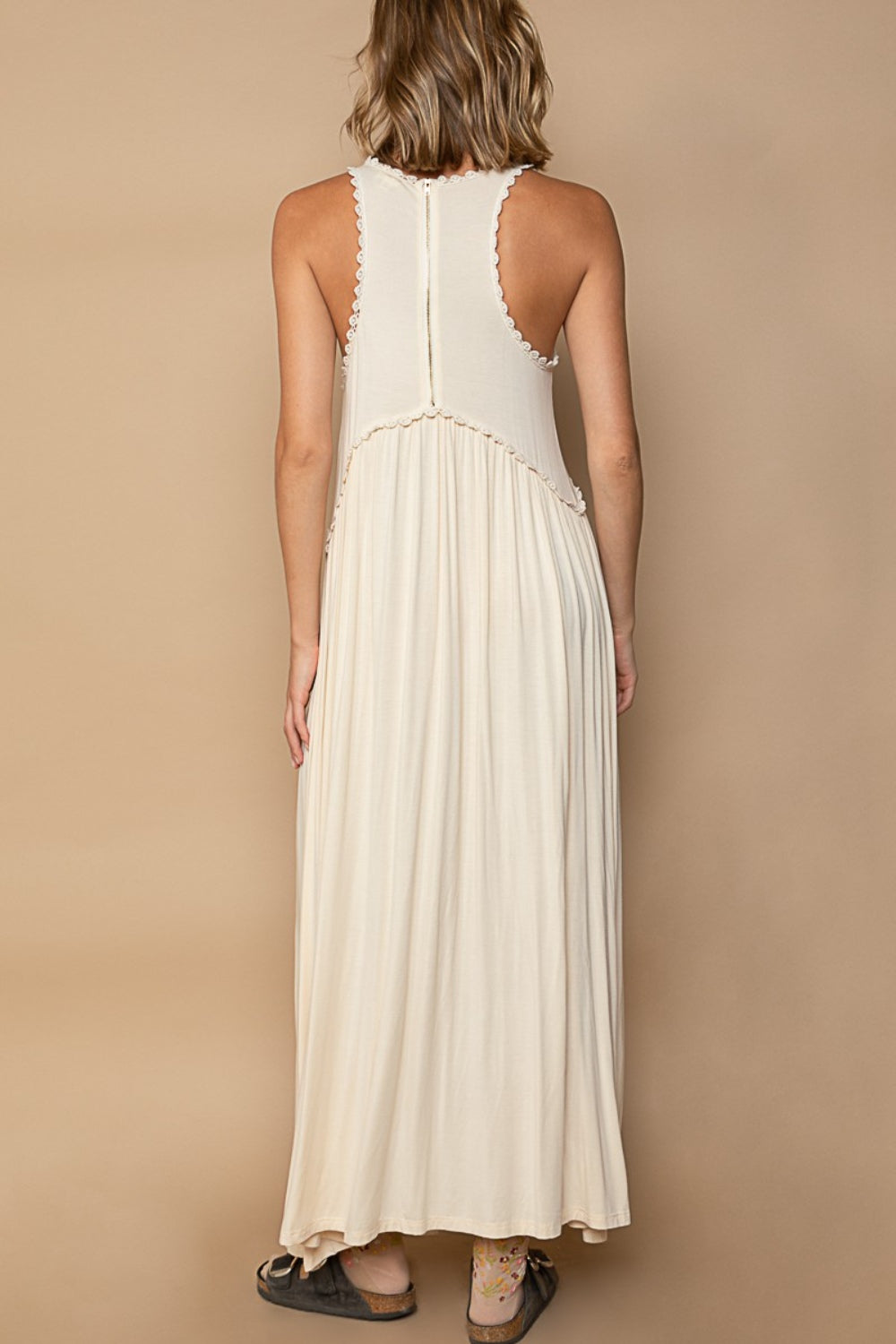 Robe longue sans manches avec fermeture éclair au dos et fente à l'avant – Robe longue dos nageur, Robe longue avec fente, Robe longue sans manches, Robe longue coupe babydoll, Robe longue en maille, Robe longue fendue à l'avant, Robe longue élégante