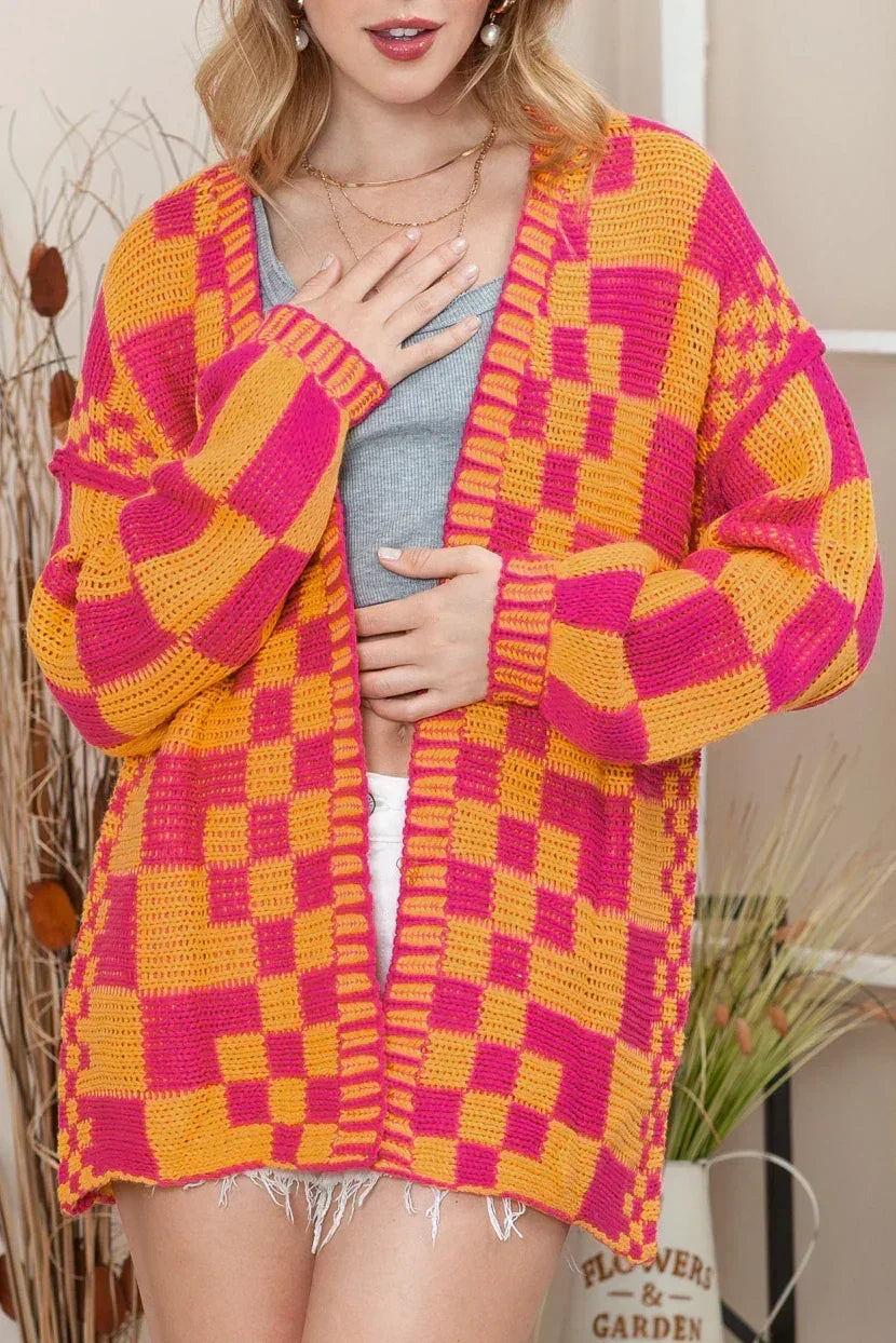 Cardigan en maille à carreaux color block taupe et ouvert sur le devant