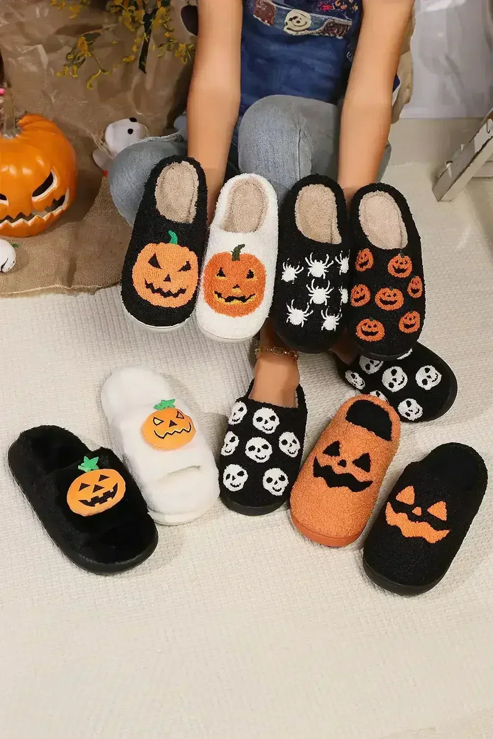 Pantoufles en peluche noires à imprimé citrouille d'Halloween