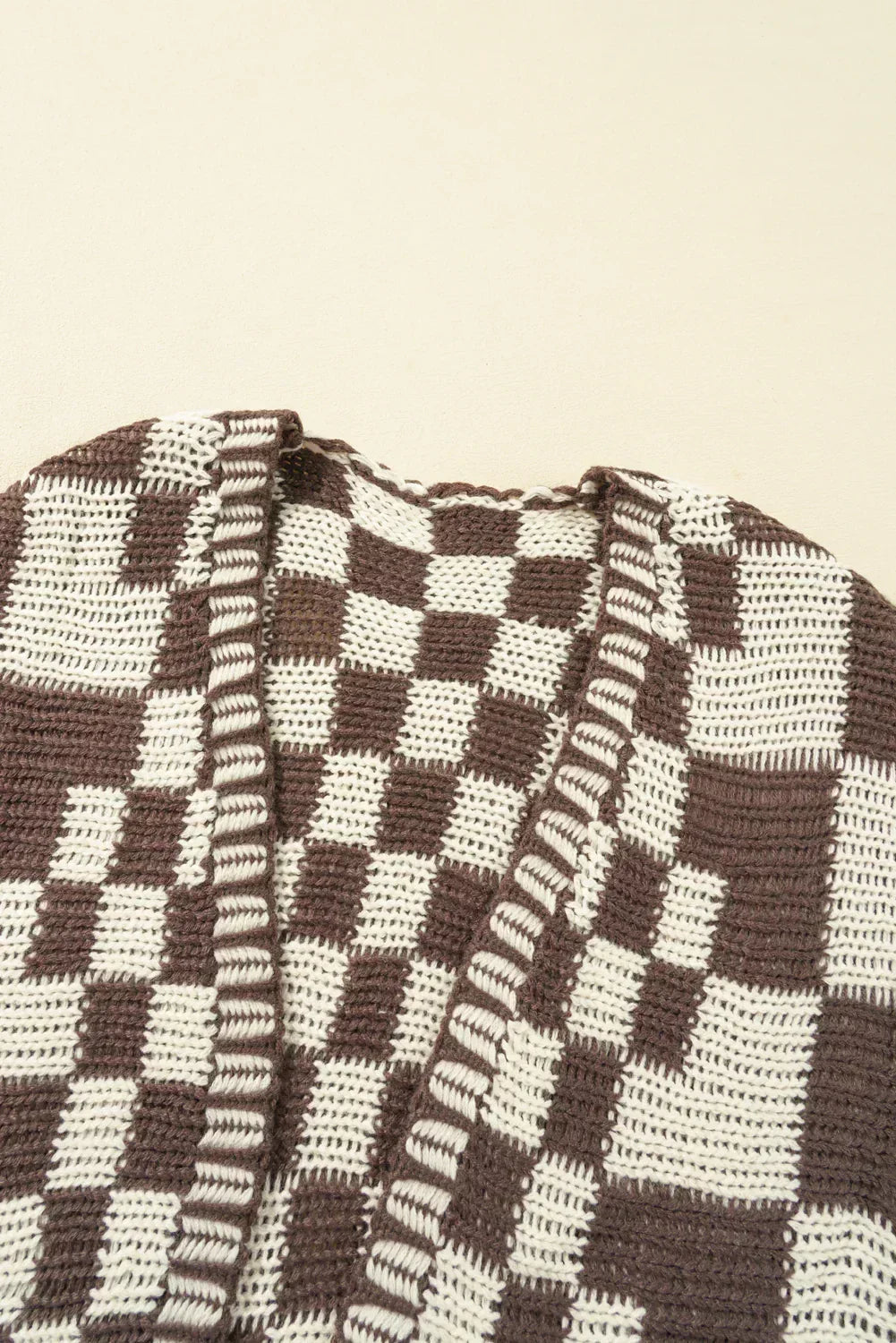 Cardigan en maille à carreaux color block taupe et ouvert sur le devant