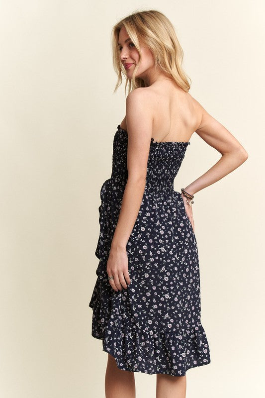 Robe bustier fleurie smockée avec poches pour l'été – Robe bustier fleurie féminine et fluide avec corsage smocké et poches pratiques pour un look élégant et fonctionnel