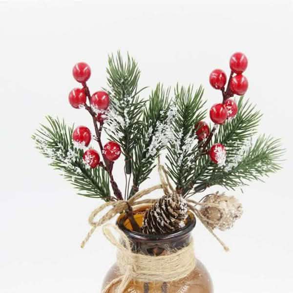 Faux sapin de Noël givré avec pommes de pin, baies et houx – Ornement de Noël