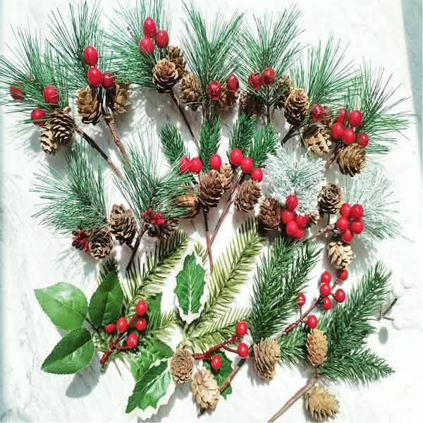 Faux sapin de Noël givré avec pommes de pin, baies et houx – Ornement de Noël