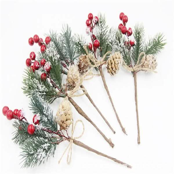 Faux sapin de Noël givré avec pommes de pin, baies et houx – Ornement de Noël