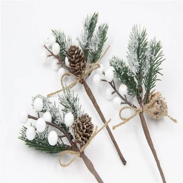 Faux sapin de Noël givré avec pommes de pin, baies et houx – Ornement de Noël