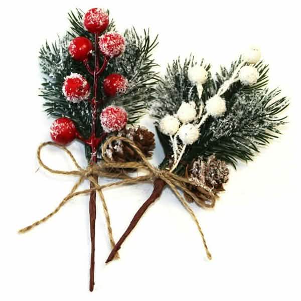 Faux sapin de Noël givré avec pommes de pin, baies et houx – Ornement de Noël