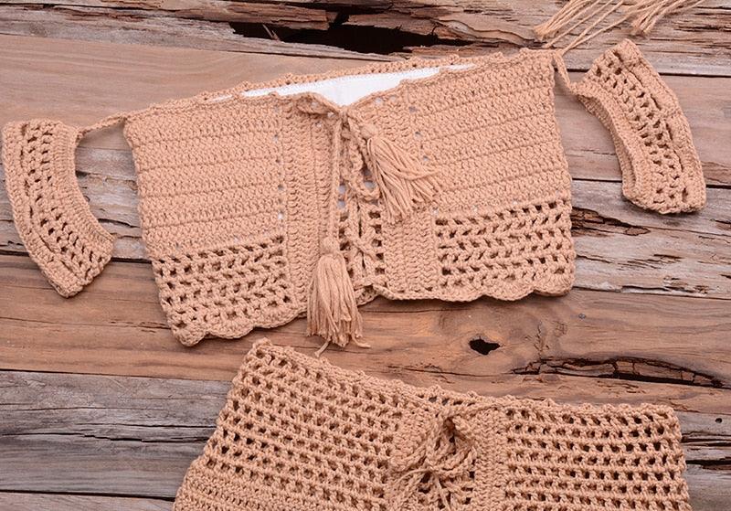 Ensemble bikini de plage tendance tricoté, maillot de bain style crochet, épaules dénudées, bikini fait main avec pompons, soutien-gorge de bikini, ensemble deux pièces de plage pour femmes, haut de bikini ajouré en crochet avec pompons et jupe de plage.
