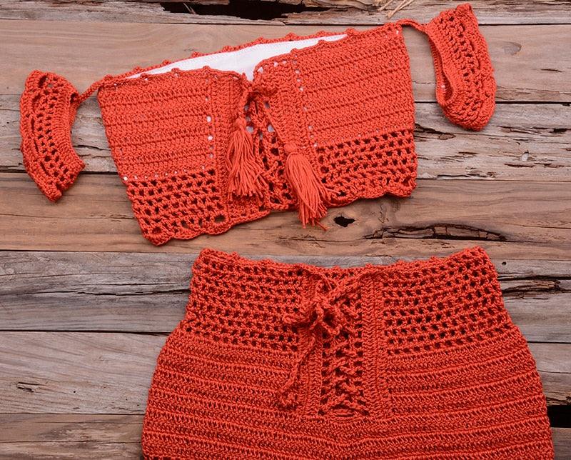 Ensemble bikini de plage tendance tricoté, maillot de bain style crochet, épaules dénudées, bikini fait main avec pompons, soutien-gorge de bikini, ensemble deux pièces de plage pour femmes, haut de bikini ajouré en crochet avec pompons et jupe de plage.