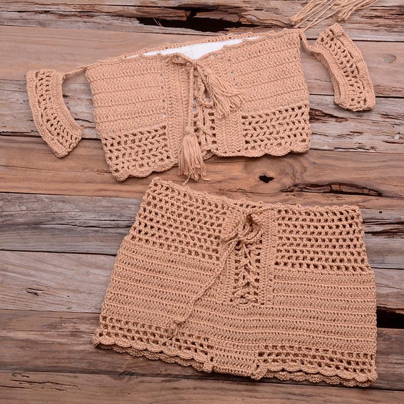 Ensemble bikini de plage tendance tricoté, maillot de bain style crochet, épaules dénudées, bikini fait main avec pompons, soutien-gorge de bikini, ensemble deux pièces de plage pour femmes, haut de bikini ajouré en crochet avec pompons et jupe de plage.
