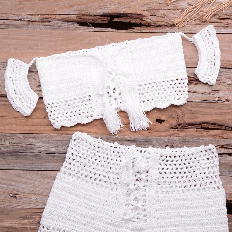Ensemble bikini de plage tendance tricoté, maillot de bain style crochet, épaules dénudées, bikini fait main avec pompons, soutien-gorge de bikini, ensemble deux pièces de plage pour femmes, haut de bikini ajouré en crochet avec pompons et jupe de plage.