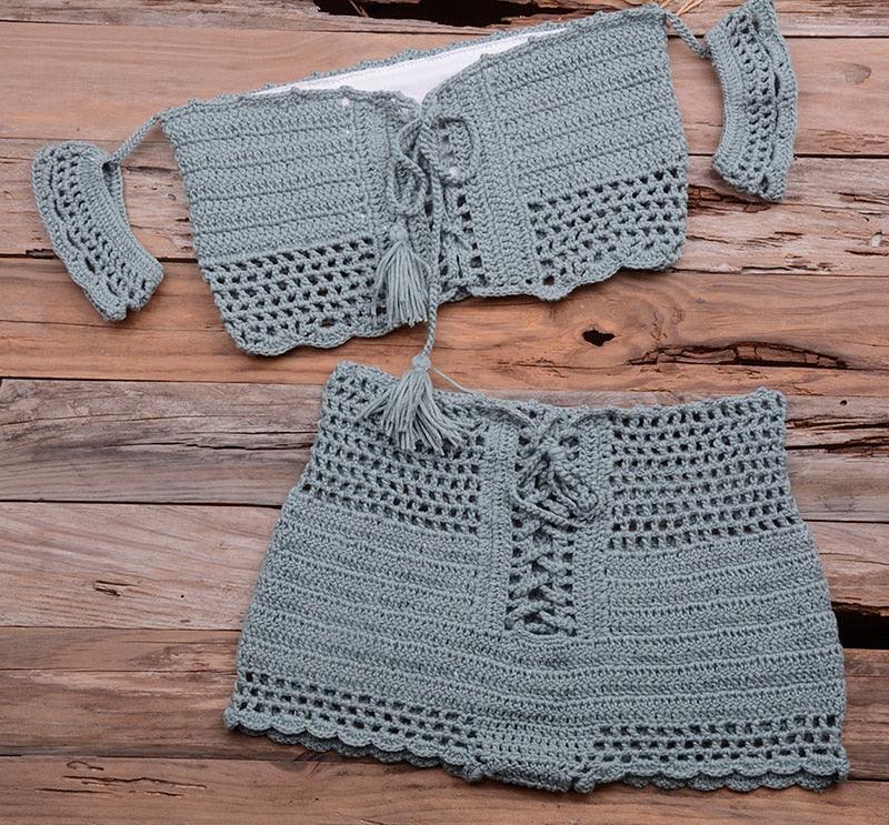 Ensemble bikini de plage tendance tricoté, maillot de bain style crochet, épaules dénudées, bikini fait main avec pompons, soutien-gorge de bikini, ensemble deux pièces de plage pour femmes, haut de bikini ajouré en crochet avec pompons et jupe de plage.