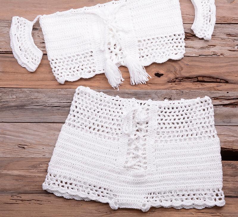 Ensemble bikini de plage tendance tricoté, maillot de bain style crochet, épaules dénudées, bikini fait main avec pompons, soutien-gorge de bikini, ensemble deux pièces de plage pour femmes, haut de bikini ajouré en crochet avec pompons et jupe de plage.