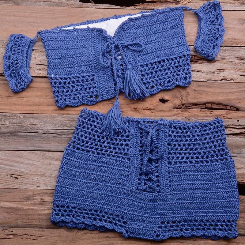 Ensemble bikini de plage tendance tricoté, maillot de bain style crochet, épaules dénudées, bikini fait main avec pompons, soutien-gorge de bikini, ensemble deux pièces de plage pour femmes, haut de bikini ajouré en crochet avec pompons et jupe de plage.